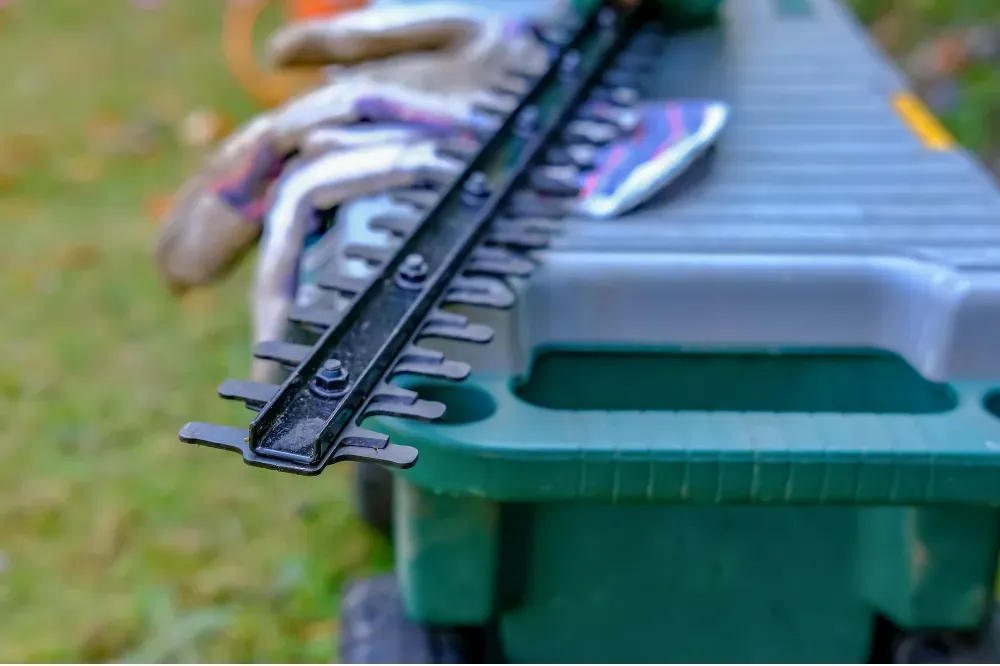 How to sharpen a hedge trimmer